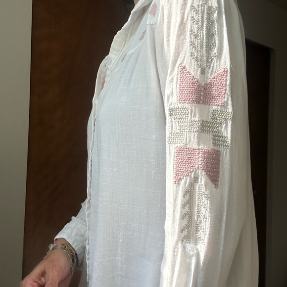 Size Sm. Collared and stitched button up. - Picture 4 of 6